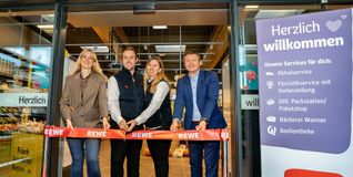 Das rote Band vor dem Eingang wird von Bürgermeisterin Helena Österle, dem Unternehmerehepaar Benedikt und Marie-Sophie Bühler und dem Rewe-Betriebsleiter Norbert Buchfink durchschnitten (von links). Damit ist der Markt eröffnet.
